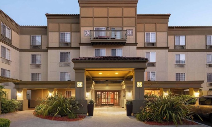 Snail Hotel | Cozy Studio Suite w/ Kitchen + Plush Bedding & Outdoor Fire Pit - Pets Welcome
