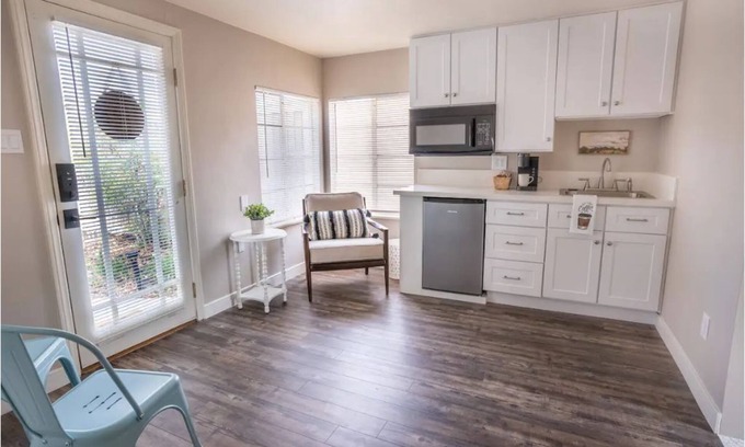 Camarillo Apartamento | 🤗 Cozy Studio w/Kitchenette & Walk-in Shower