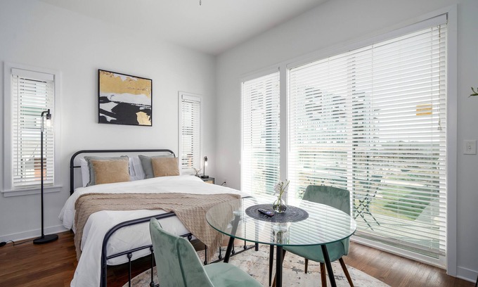 Avondale Apartamento | Cozy Studio w/Private Balcony!