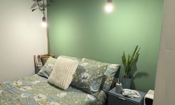 Cambridge Apartamento | Cozy studio with a private enterance and available parking space.