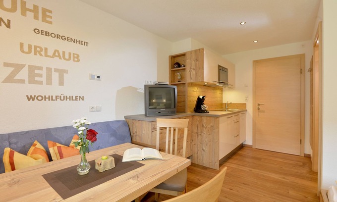 Hippach Apartamento | acogedor estudio con balcón, ideal para 2 personas.