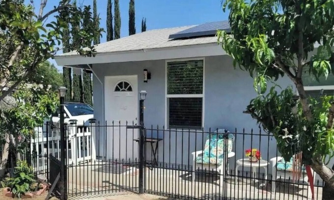 Bonita Apartamento | Cozy studio with private entrance in quiet neighborhood. Pet-Friendly.
