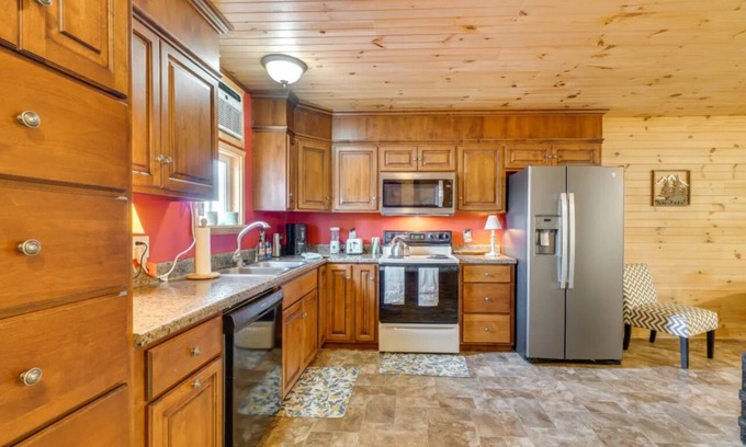 Tellico Plains Apartamento | Cozy studio with AC and WiFi in enchanting Tellico Plains -- Sleeps 5