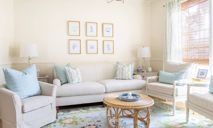 La Grange Casa | Cozy & Stylish + Walk to Ice Plant + 15 min to Round Top + The Moli