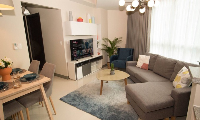 Bonifacio Global City Apartamento | Cozy Suite w/ Balcony/Fast WiFi across Mitsukoshi Mall & Uptown Mall