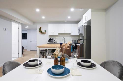 West Edmonton Casa | Cozy Suite near West Edmonton Mall with Full Kitchen, Office & Sofa Bed