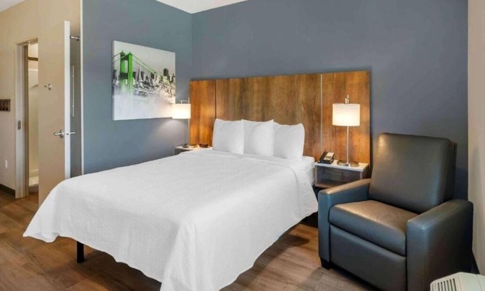 Biggar Hotel | Cozy Suite w/ Kitchen Near Gulf Coast Town Center – 5 Min Drive