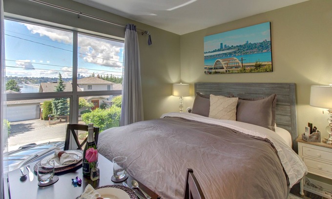 Mercer Island Apartamento | Suite acogedora con vistas al lago y a la ciudad, bañera de hidromasaje compartida, cerca de parques, tiendas, restaurantes