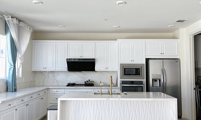 Rancho Penasquitos Casa | Cozy suite with private bathroom, spacious walk-in closet in charming San Diego