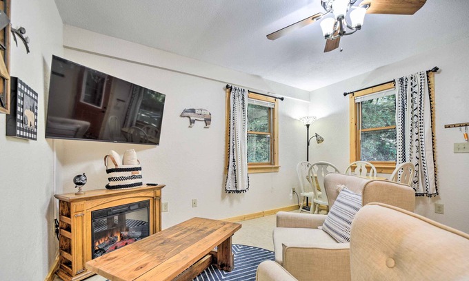 Sylva Cabina | Cozy Sylva Guesthouse w/ Deck + Mtn Views!