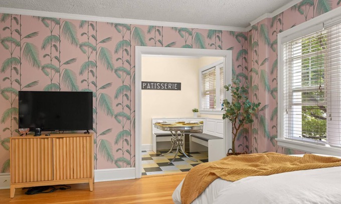 Alphabet Historic District Condominio | Cozy tastefully decorated vintage inspired studio condo