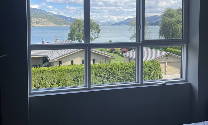 Central Okanagan Casa | Cozy Three Bedroom Townhouse with Lake Views