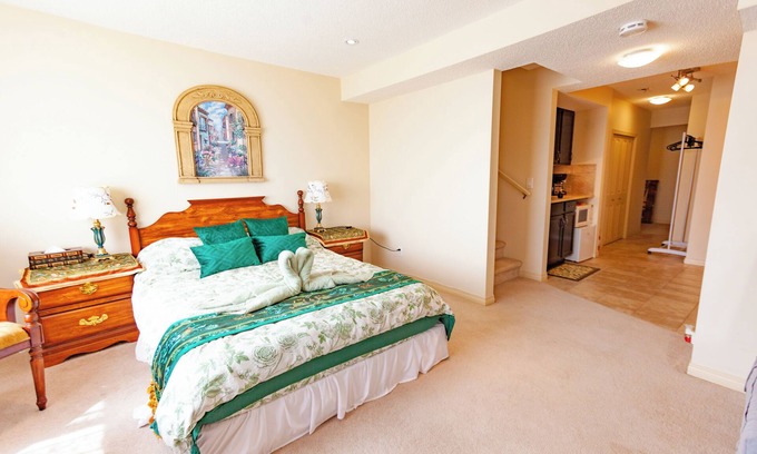 Cochrane Casa | Cozy tidy private | Sunset Garden