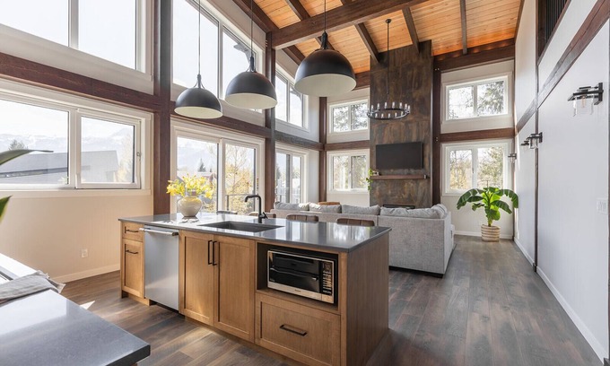 Revelstoke Casa | Cozy Timberframe Holiday Home