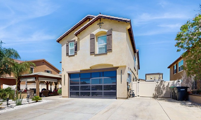 Perris Apartamento | Cozy Tiny Home with shared pool, hot tub and grilling area!