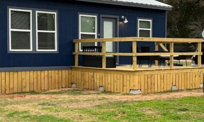 Brenham Apartamento | Cozy tiny house on a farm with a large deck to watch the sunrise and sunset.!