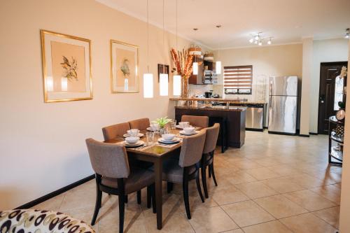 Gold Coast Casa | Cozy Townhome at Gold Coast