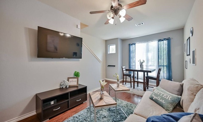 Central Arlington Condominio | Cozy Townhome walk to UTA, Downtown, mins to AT&T