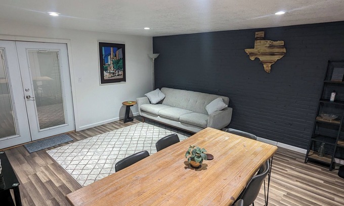 Mahncke Park Casa | Cozy townhome with 4 beds for 5 guests, full bath, kitchen, living room & patio!