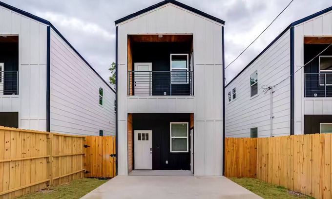 Eastside Promise Neighborhood Casa | Cozy Townhouse 8 min from downtown San Antonio
