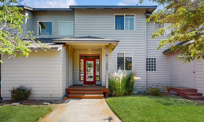 Redmond Casa | Cozy Townhouse Overlooking 1st Tee - access to Eagle Crest Resort, Sports Center