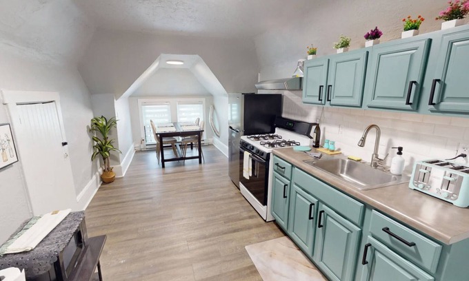 Irvington Casa | Cozy Traveling Professional's Retreat 15 min to EWR, Near NYC