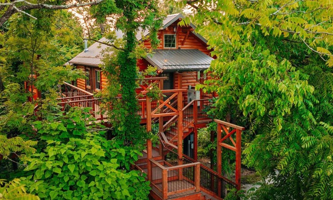 Millersburg Cabina | Cozy Treetop Getaway with Hot Tub