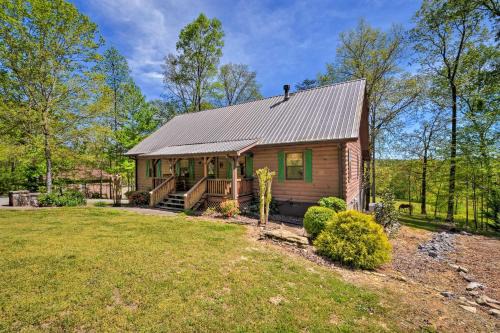 Trenton Casa | Cozy Trenton Cabin with Spa about 15 Mi to Lookout Mtn!