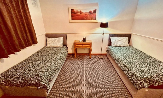 Drogheda Apartamento | Cozy Twin Beds + Extra Mattress, Ideal Relaxing Stay. Close to City Center
