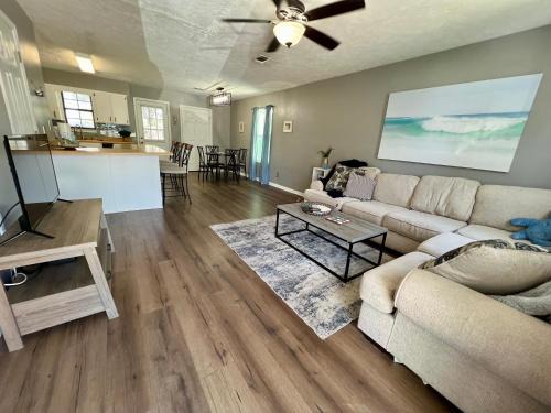 West Panama City Beach Casa | Cozy Two-Bedroom Cottage-5min walk to beach!