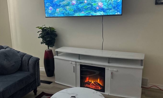 Regina Casa | Cozy Two Bedroom Joyful Home Regina. Family Friendly!