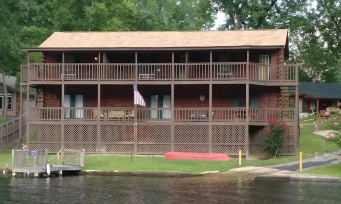 Mountain Pine Casa | COZY UNIT #4 WATERFRONT LOG CABIN