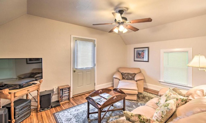 Elkhart Lake Apartamento | Cozy Unit with Patio Walk to Dining, Lake Elkhart!