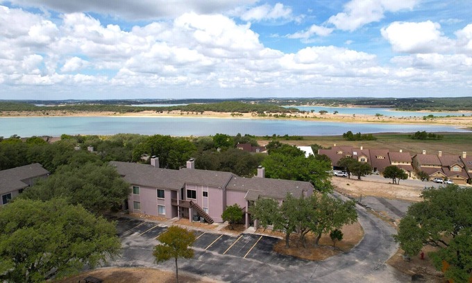 Canyon Lake Condominio | Cozy up by the Lake! Boat or Jet Ski parking! King Bed!