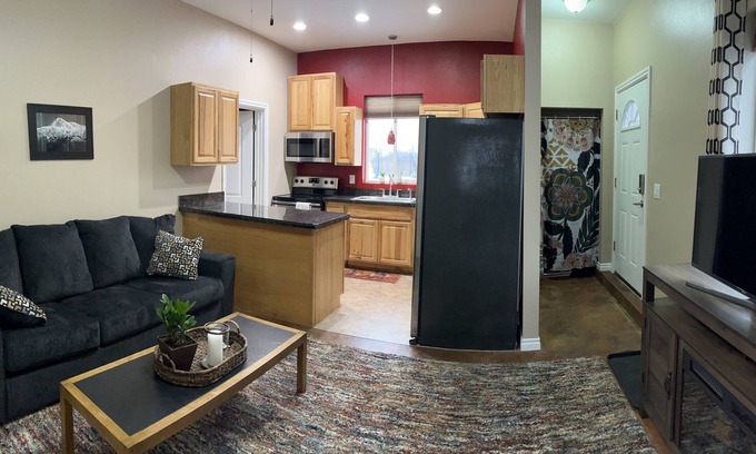 Wasilla Apartamento | Cozy up to the fireplace close to town with faraway feel
