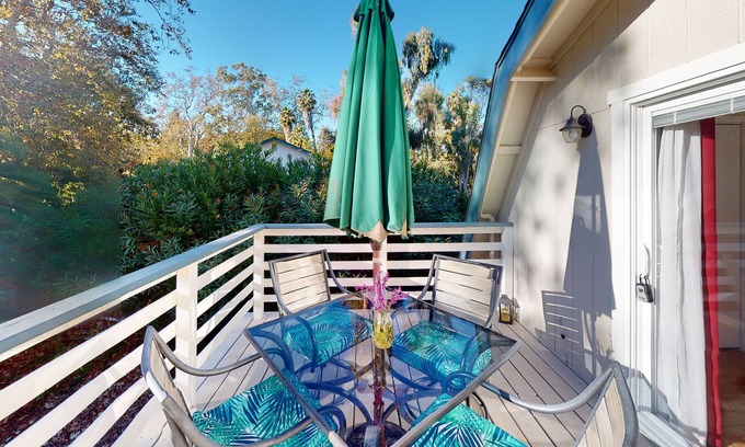 Goleta Apartamento | Cozy upper apartment with private deck, shared patio & firepit - near beach/golf