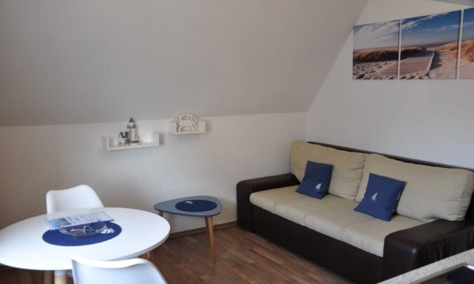 Baltrum Apartamento | Cozy upper floor island apartment for two, close to the beach
