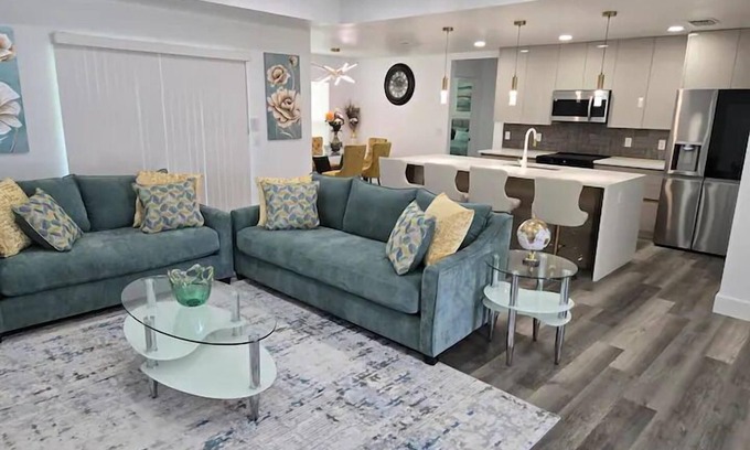 Mariner Casa | Cozy Urban Oasis