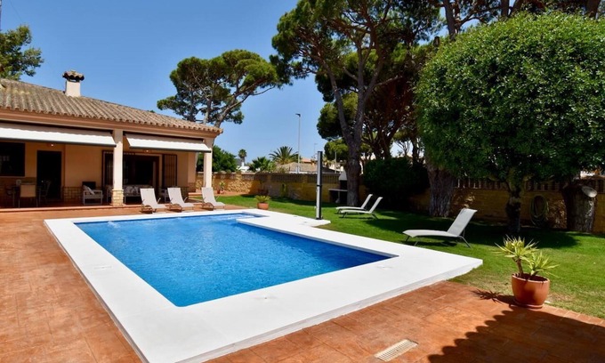 Los Gallos-Cerromolino Villa | Coqueta Villa Luisa con piscina privada, jardín y barbacoa