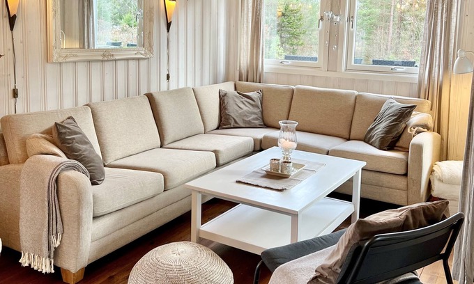 Arendal Cabina | Cozy vacation home in southern Norway (Tromøy, Arendal) with a boat and a pier.