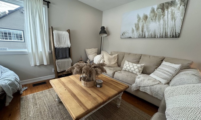 Creemore Casa | Cozy Vacation home on the River in Creemore