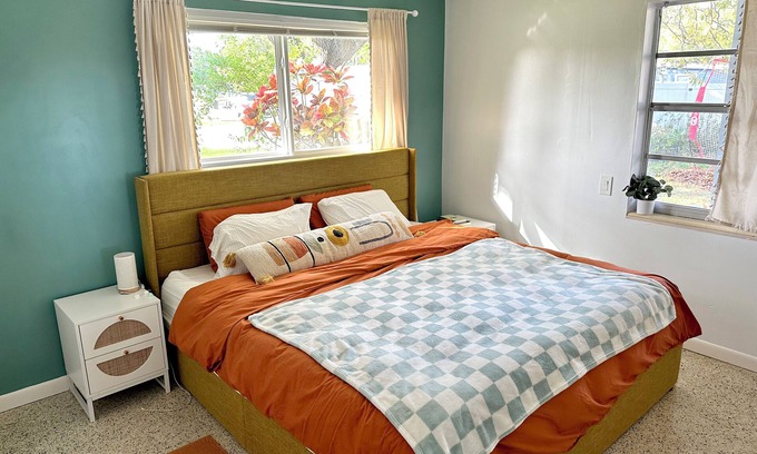 Meadowlawn Casa | Cozy~Vibrant~Chill, 10m to downtown, 15m to Tampa