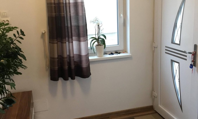 Moravany nad Vahom Villa | Acogedora Villa Casa con HERMOSO Gran Jardín