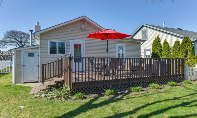 Villas Cabaña | Cozy Villas Cottage w/ Deck, 1/2 Block to Beach!