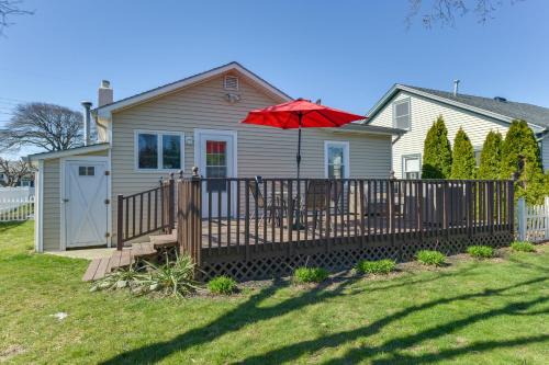Villas Casa | Cozy Villas Cottage with Deck, half Block to Beach!