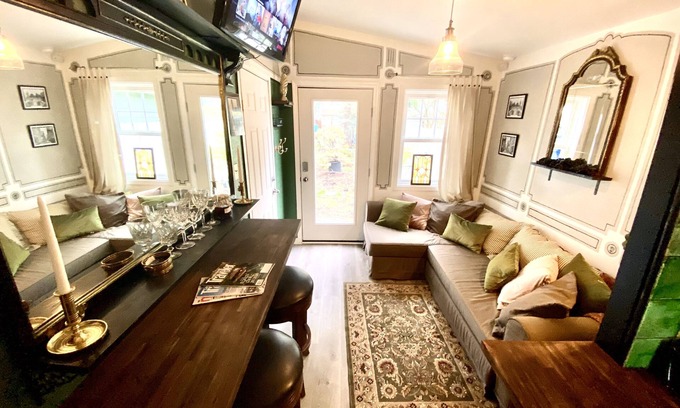 Lents Apartamento | Cozy Vintage Pub Theme in a Semi-detached Apartment