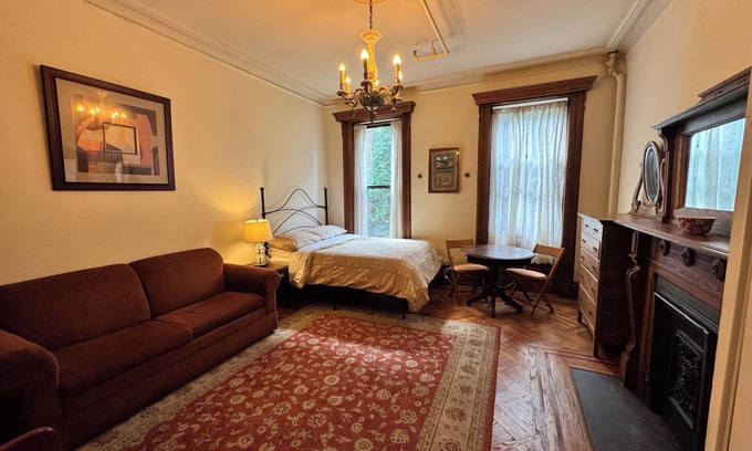 Central Park North Apartamento | Cozy vintage studio in New York City brownstone!