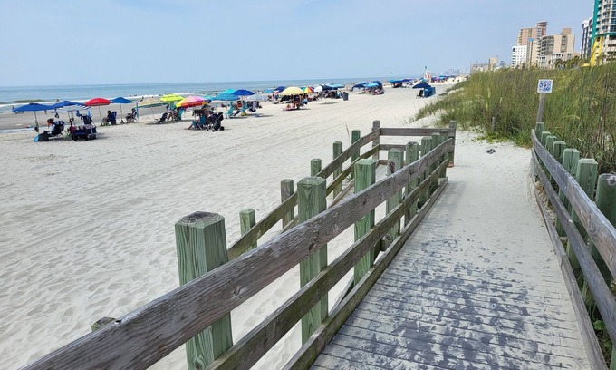 Crescent Beach Casa | Cozy Vintage Artist Cottage. 5-minute walk to the beach, 2BR / 1 BA. Pets OK,