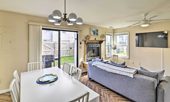 Virginia Beach Casa | Cozy Virginia Beach Townhome ~ 6 Mi to Beach!