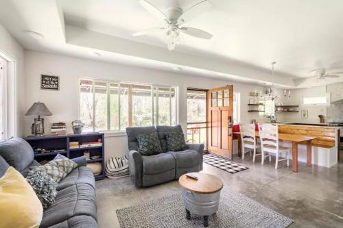 Royal Hawaiian Estates Casa | Cozy Volcanic Rainforest House